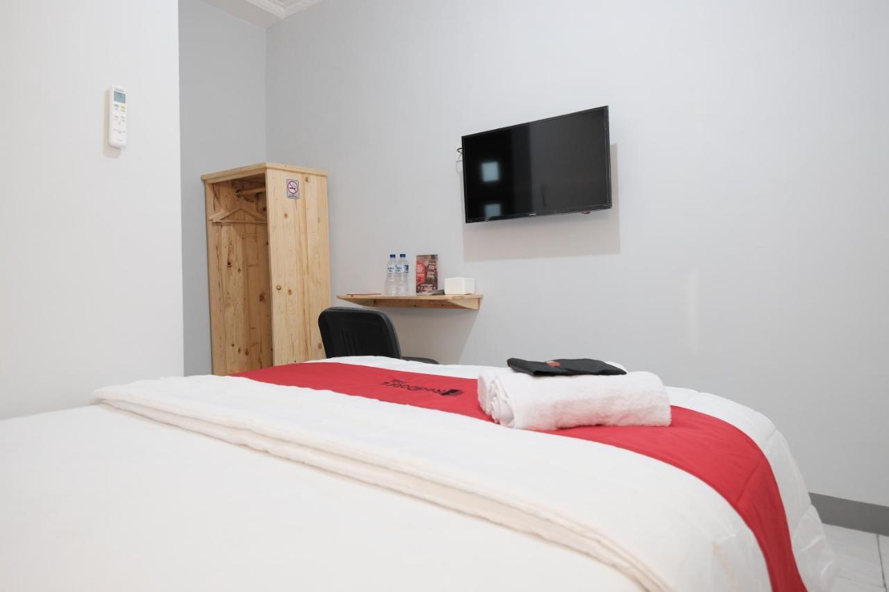 Hotel Reddoorz Syariah Near Siloam Hospital Kebon Jeruk Yakarta Exterior foto