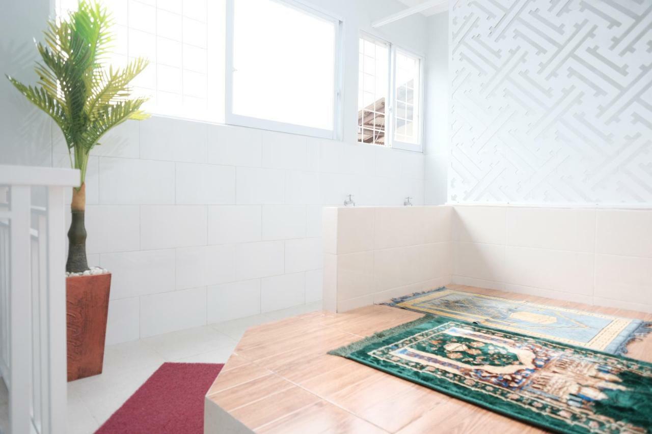 Hotel Reddoorz Syariah Near Siloam Hospital Kebon Jeruk Yakarta Exterior foto