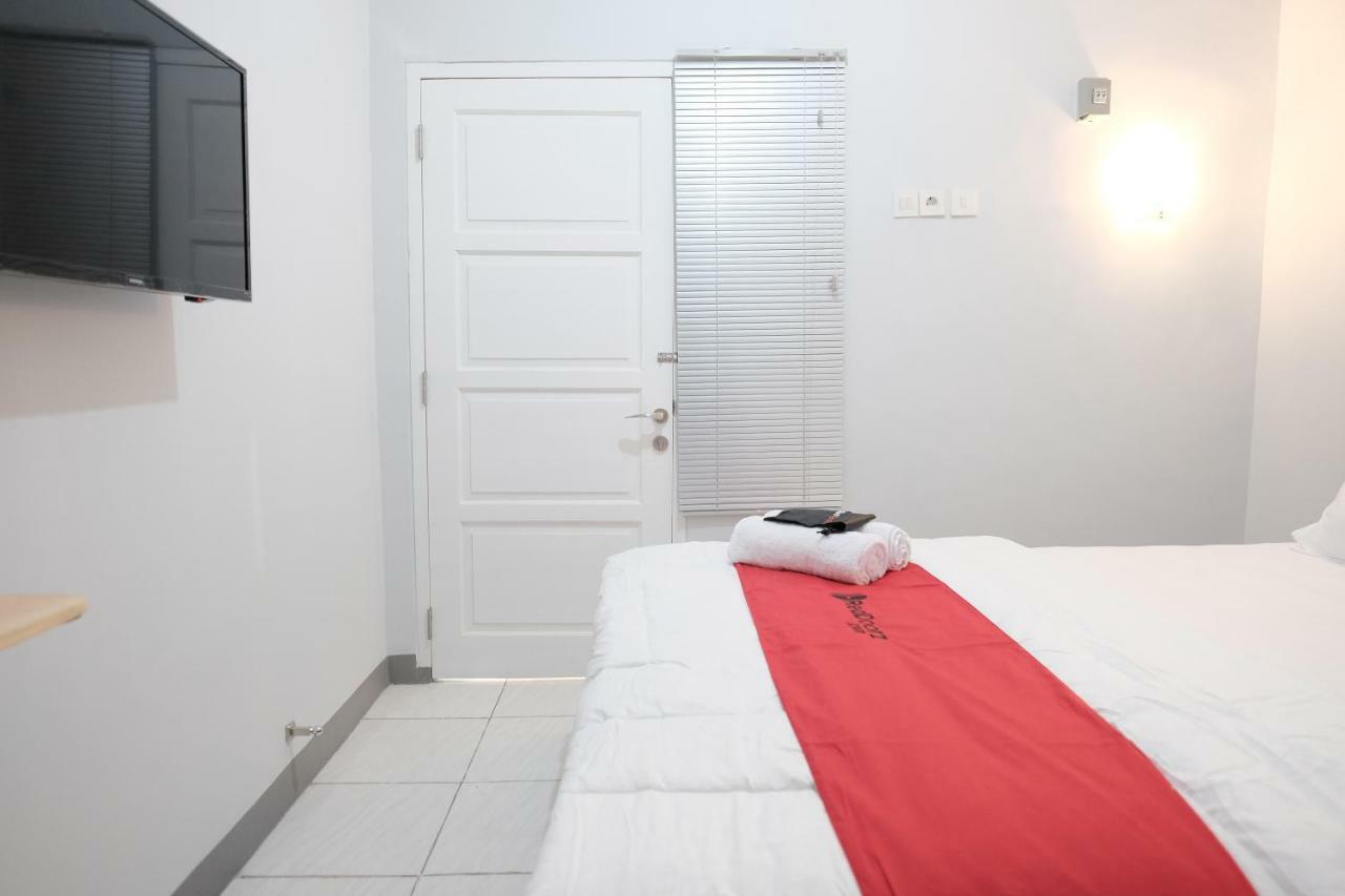 Hotel Reddoorz Syariah Near Siloam Hospital Kebon Jeruk Yakarta Exterior foto